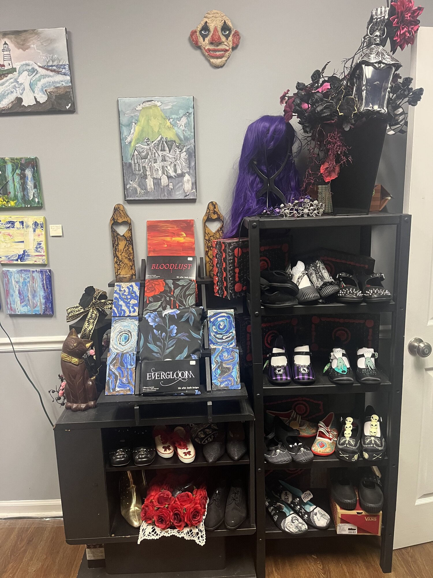 the clothing & shoe room detail 3